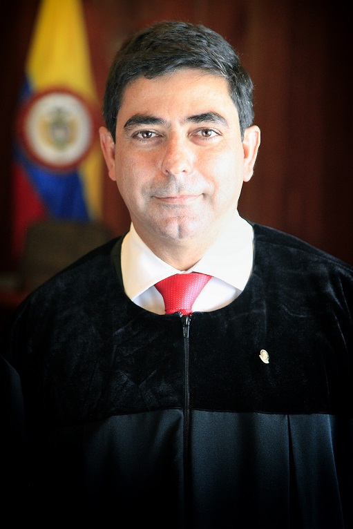 Magistrado Fernando Castillo con toga